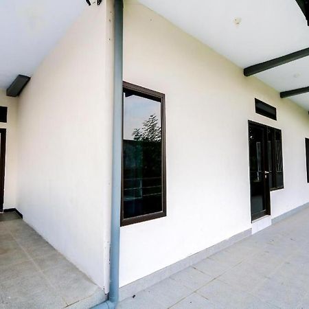 Oyo 3187 Kost Putri Bu Chris Hotell Jembel Exteriör bild