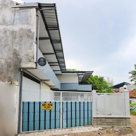 Oyo 3187 Kost Putri Bu Chris Hotell Jembel Exteriör bild