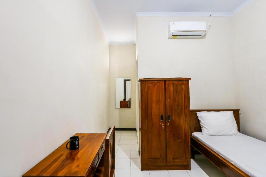 Oyo 3187 Kost Putri Bu Chris Hotell Jembel Exteriör bild