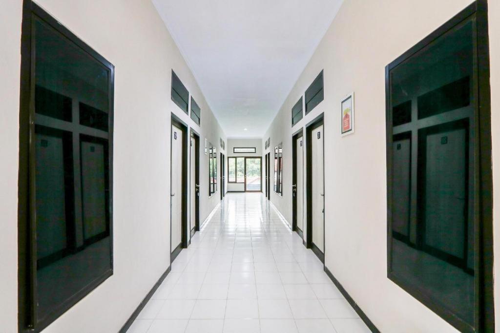 Oyo 3187 Kost Putri Bu Chris Hotell Jembel Exteriör bild