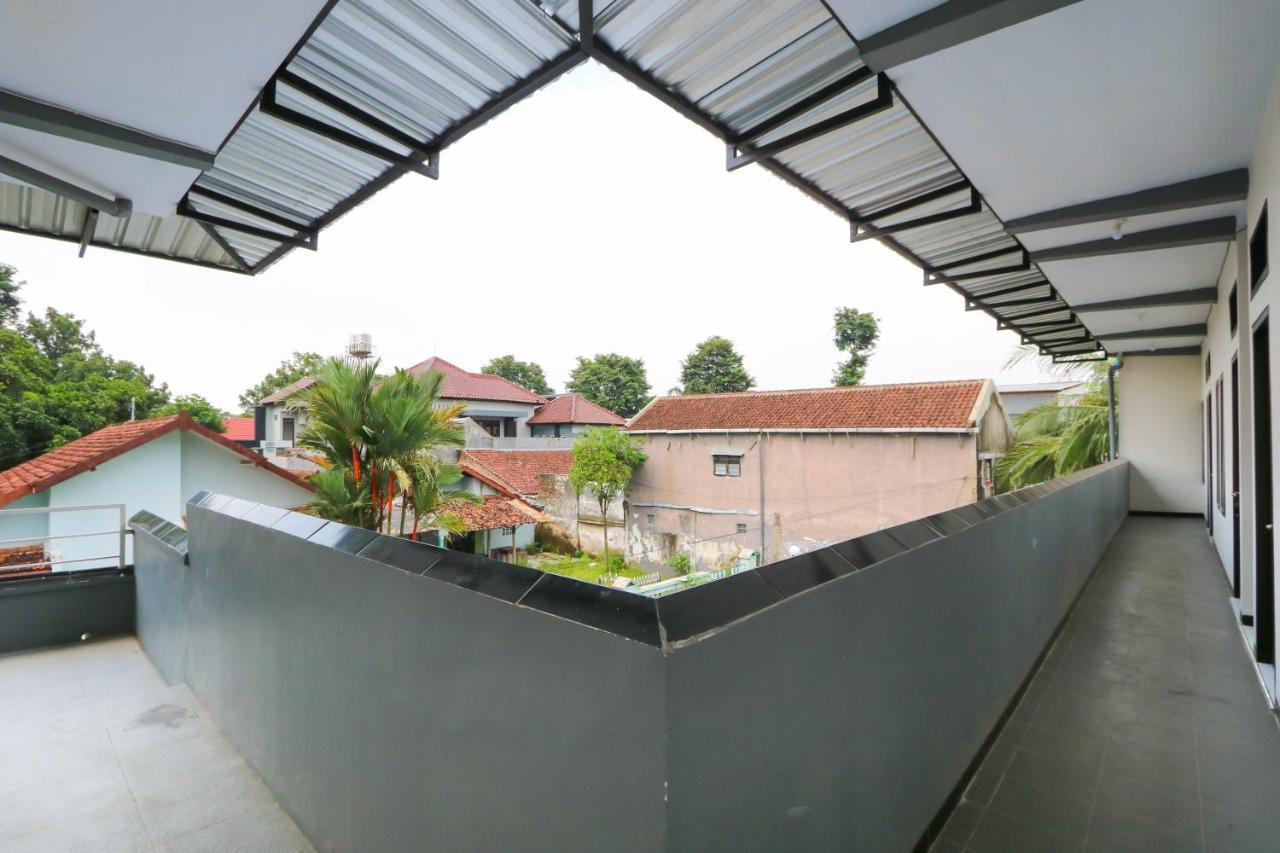 Oyo 3187 Kost Putri Bu Chris Hotell Jembel Exteriör bild