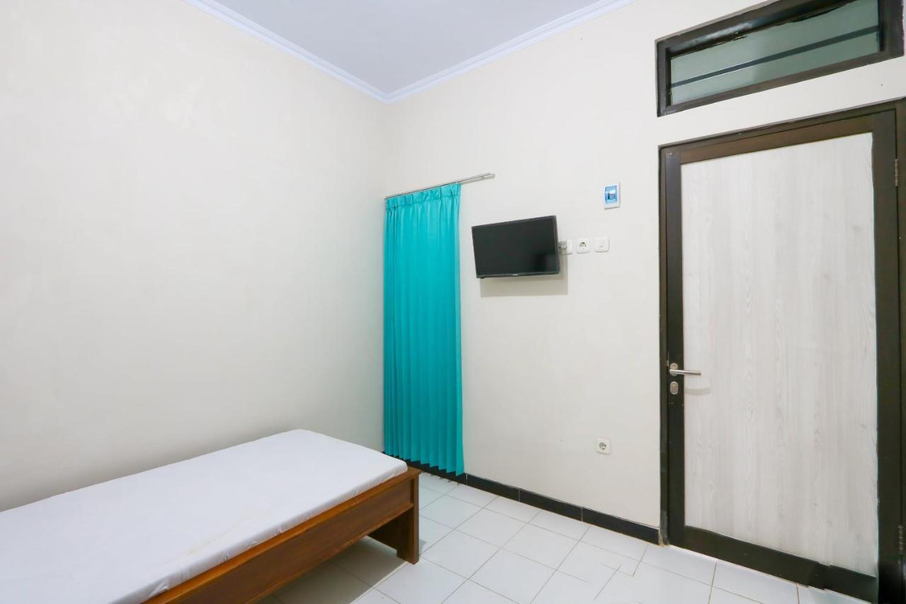 Oyo 3187 Kost Putri Bu Chris Hotell Jembel Exteriör bild