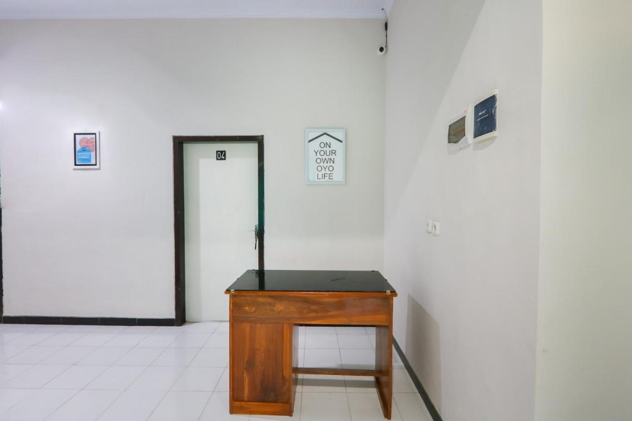 Oyo 3187 Kost Putri Bu Chris Hotell Jembel Exteriör bild