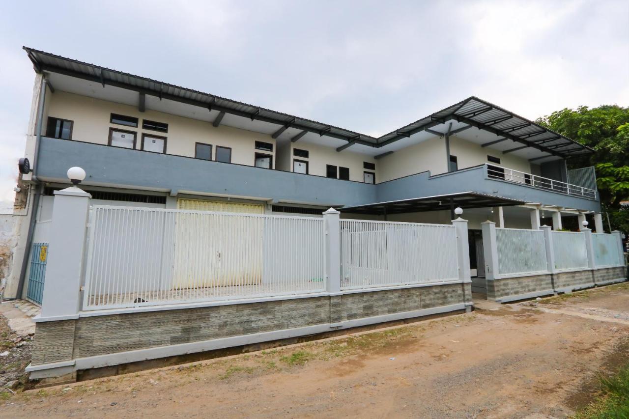 Oyo 3187 Kost Putri Bu Chris Hotell Jembel Exteriör bild