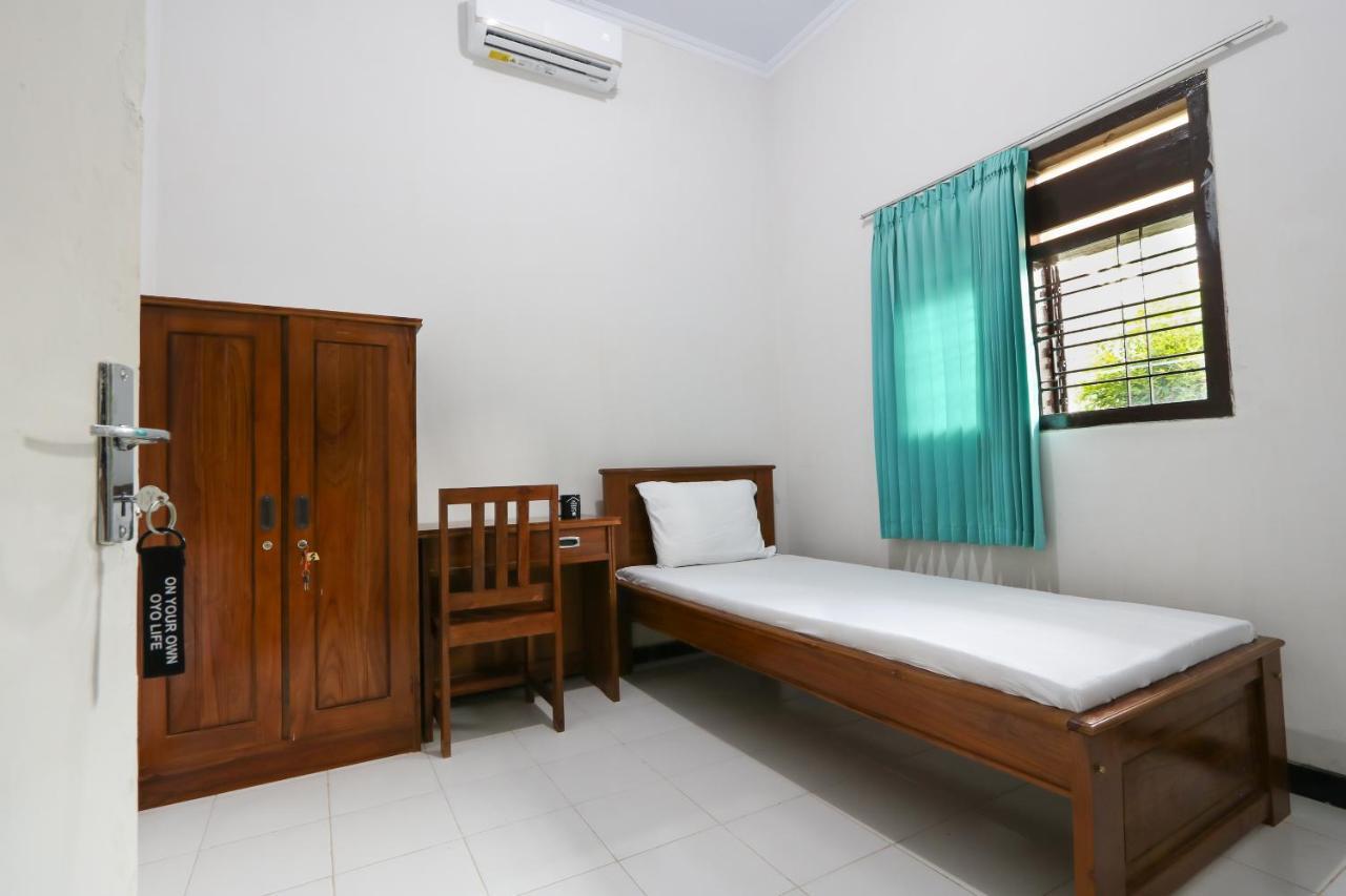 Oyo 3187 Kost Putri Bu Chris Hotell Jembel Rum bild