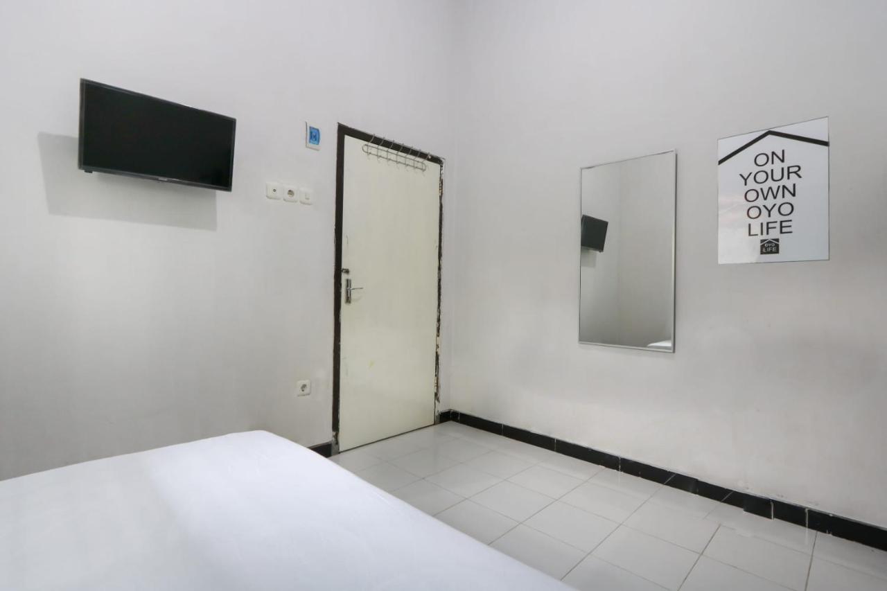 Oyo 3187 Kost Putri Bu Chris Hotell Jembel Exteriör bild