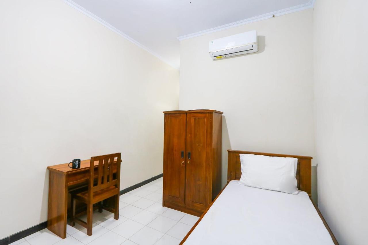 Oyo 3187 Kost Putri Bu Chris Hotell Jembel Exteriör bild