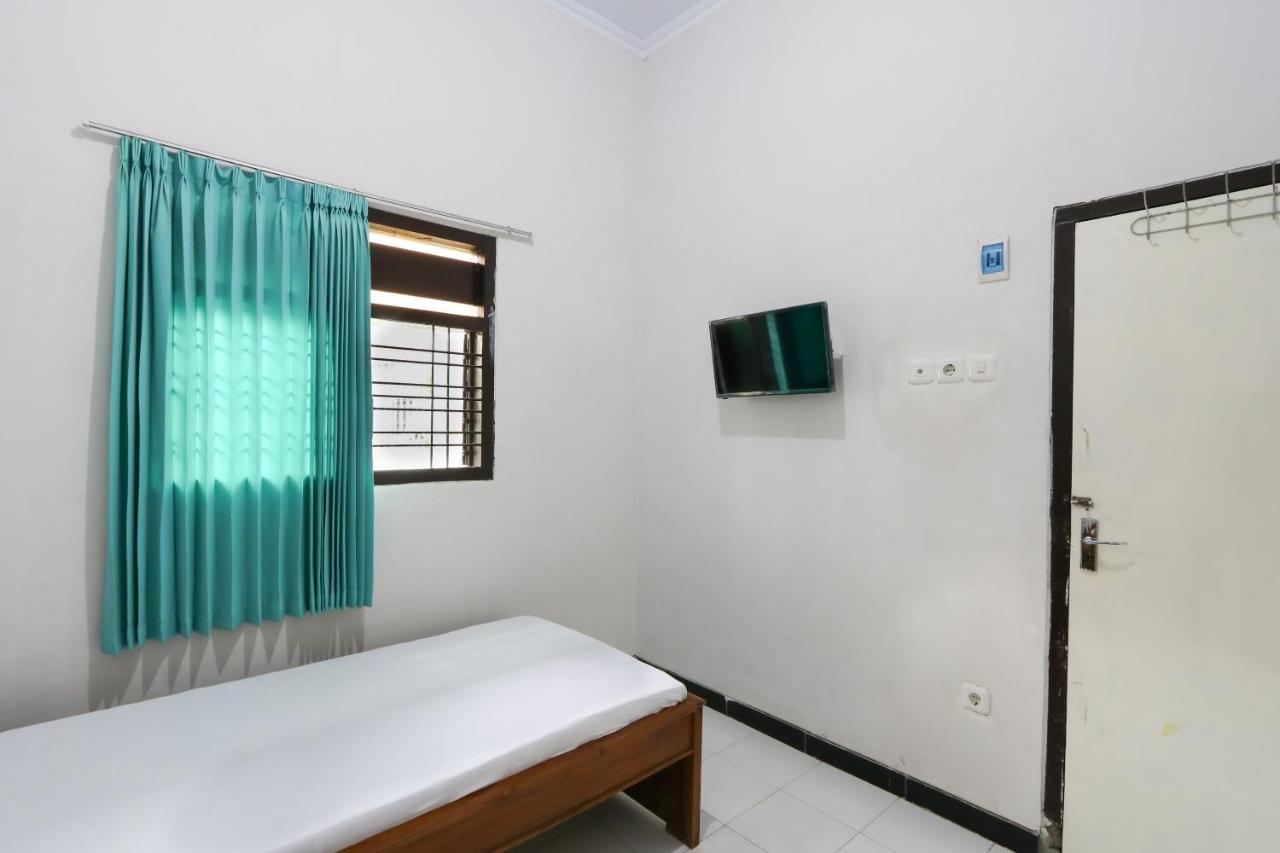 Oyo 3187 Kost Putri Bu Chris Hotell Jembel Exteriör bild